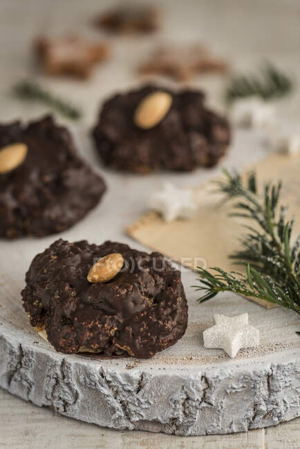 Chocolate gingerbread on a bark disc — Stock Photo