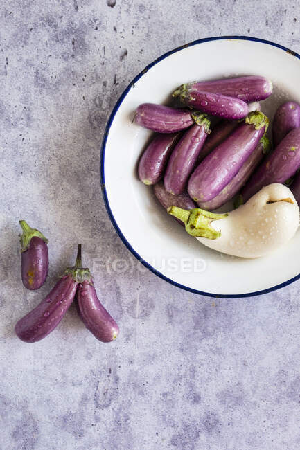 Purple and white baby eggplants — Stock Photo
