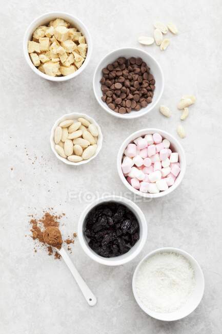 Ingredientes para rodajas de camino rocoso con crispies de arroz y cerezas secas - foto de stock