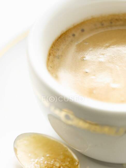 Nahaufnahme einer heißen Cappuccino-Kaffeetasse mit Latte Art auf weißem Hintergrund — Stockfoto