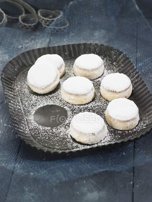 Cinnamon biscuits with sugar powder on plate — Stock Photo