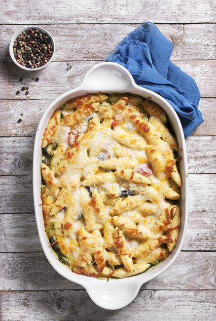Pasta bake with cheese and spinach — Stock Photo