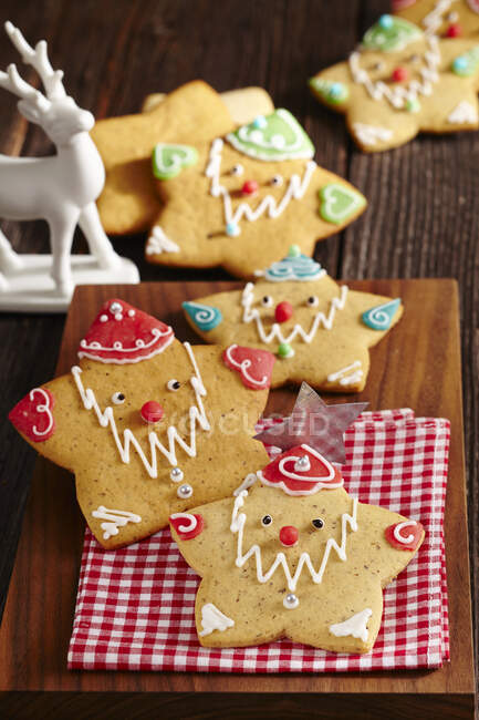 Étoiles colorées biscuits et décoration de cerf — Photo de stock