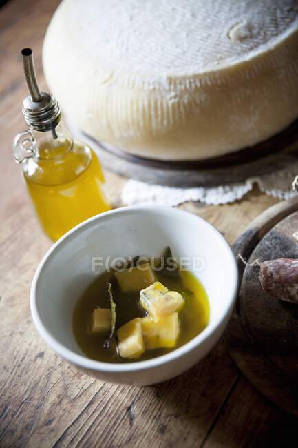 Queso con aceite de oliva en un bol - foto de stock