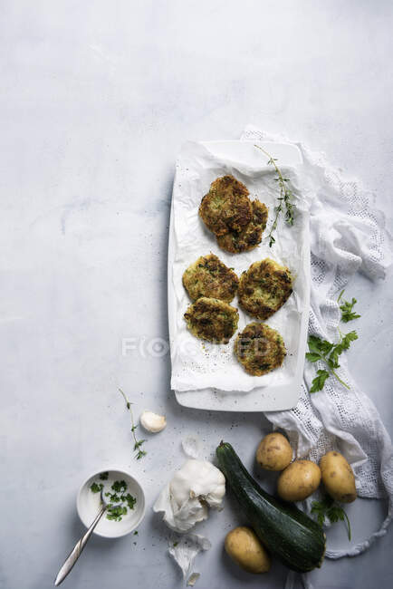 Beignets de pommes de terre et courgettes végétaliens — Photo de stock