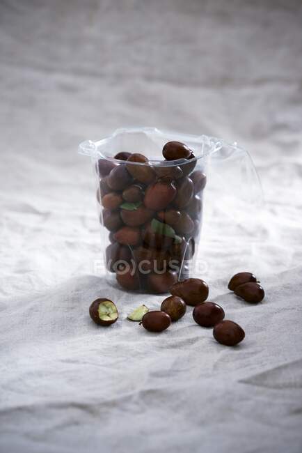 Une tasse avec des dattes rouges fraîches (Ziziphus jujuba) — Photo de stock