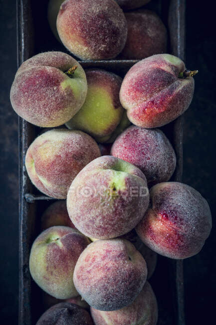Kleine fränkische Pfirsiche in Kiste, Draufsicht — Stockfoto
