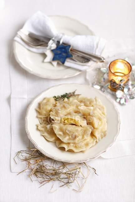 Gebäck mit Sauerkraut und Kartoffelfüllung — Stockfoto