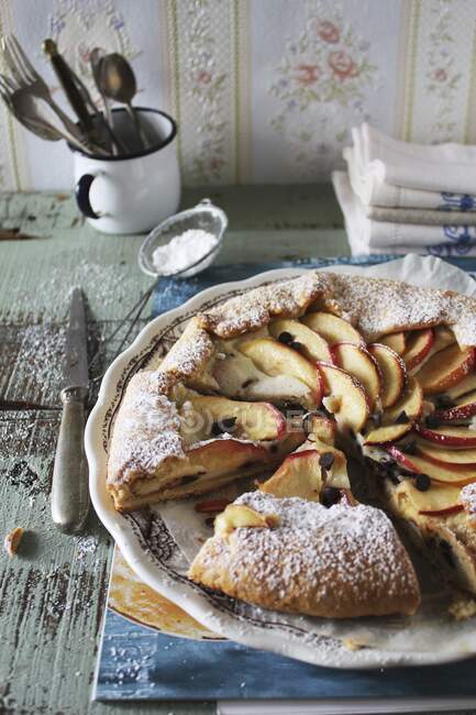 Crostata with ricotta, apple and chocolate chips — Stock Photo