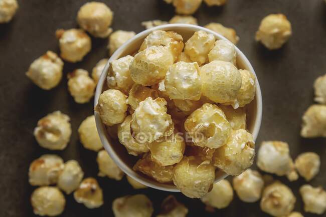 Nahaufnahme von Popcorn in einer Tasse (Draufsicht)) — Stockfoto