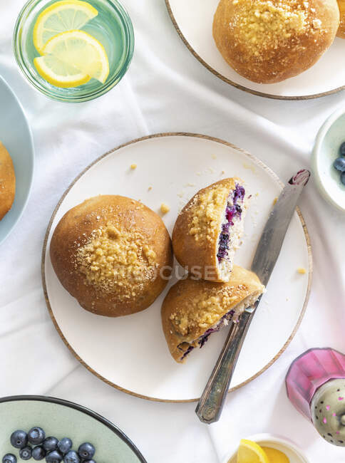 Patate al forno dolci fatte in casa su un piatto sul tavolo — Foto stock