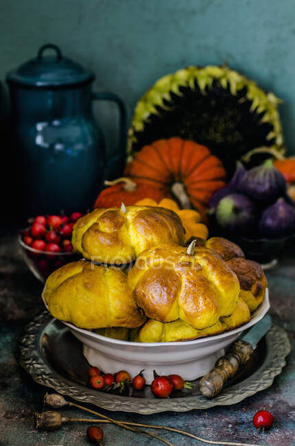 Autumn pumpkin pie with apples and nuts on a dark background. — Stock Photo