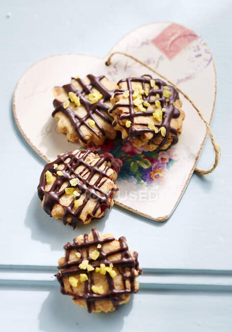 Biscotti glassati al cioccolato con briciole di frutta secca — Foto stock
