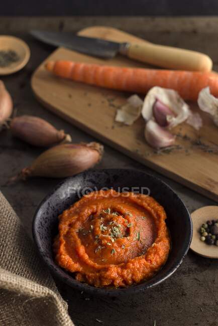 Salsa de tomate casera con ingredientes - foto de stock
