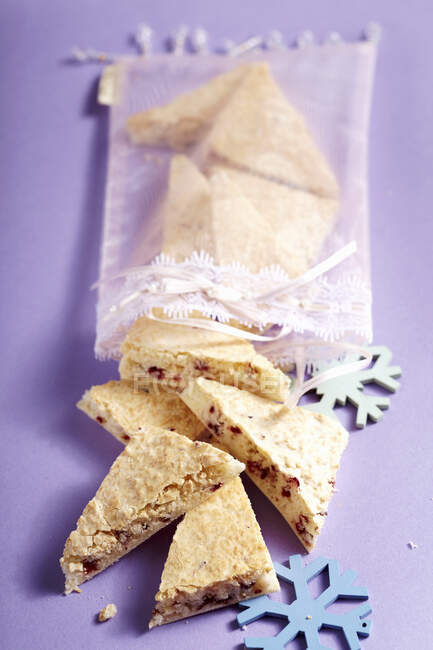 Crostas de coco com bagas em pequeno saco transparente — Fotografia de Stock
