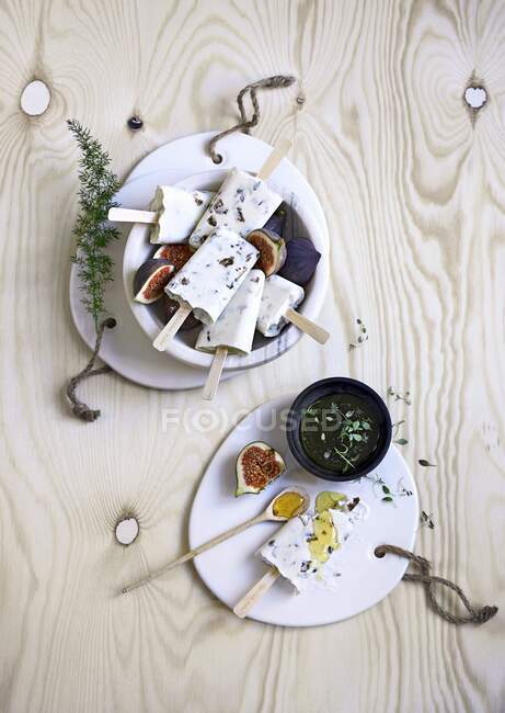 Greek yogurt ice cream with figs and thyme honey — Stock Photo