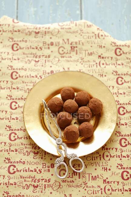 Trufas de chocolate con cacao en polvo - foto de stock