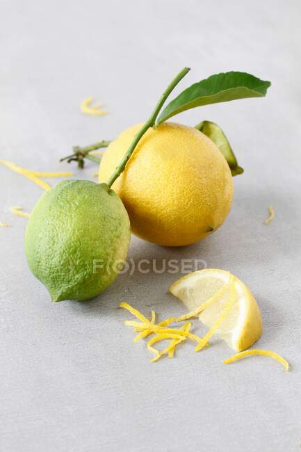 Limões inteiros fatiados e zested — Fotografia de Stock