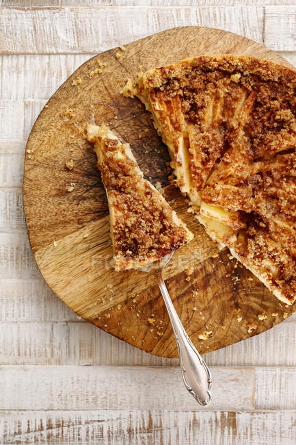 Gâteau aux pommes, tranché, sur une assiette en bois — Photo de stock