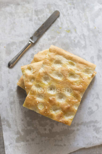 Tortitas caseras con queso y miel sobre un fondo blanco - foto de stock