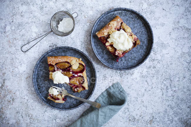 Two slices of damson tray bake cake with cream — Stock Photo