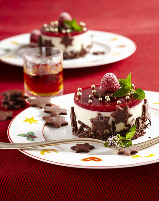 Weihnachtsmascarpone und Himbeer-Shortbread-Kuchen — Stockfoto
