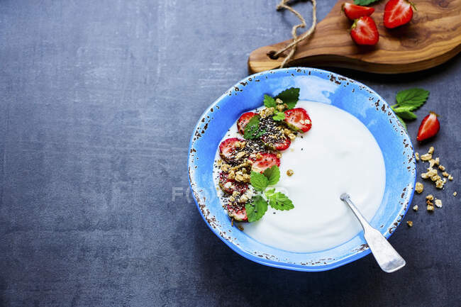 Healthy breakfast served with yogurt, muesli, mint and fresh strawberries — Stock Photo