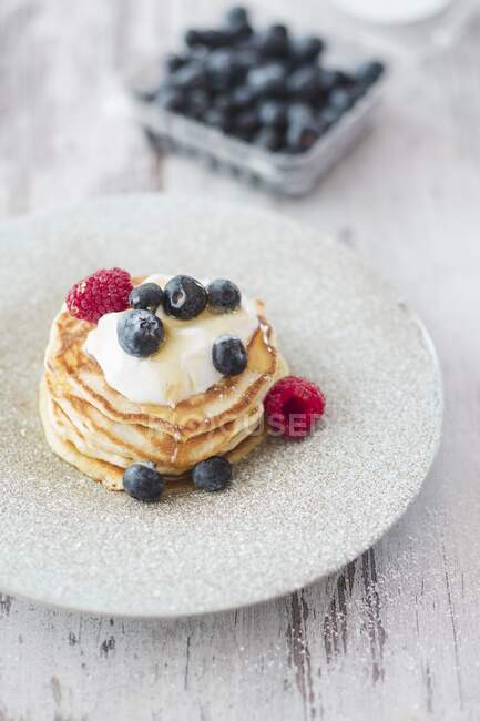 Pancakes with yoghurt and berries — Stock Photo