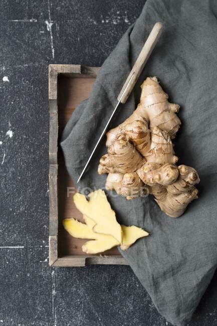 Ginger root, whole and peeled — Stock Photo