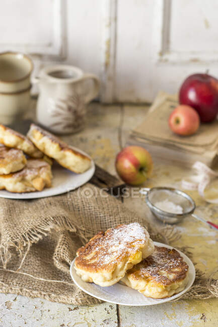 Panqueques de levadura con manzanas - foto de stock