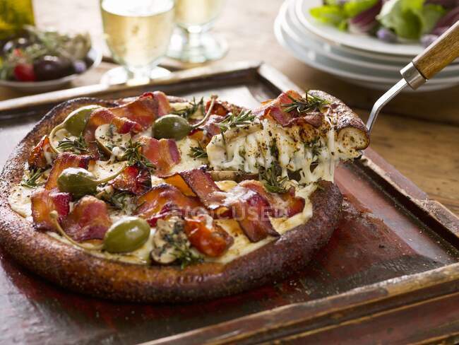 Close-up de Bacon, Caper e pizza de cogumelos — Fotografia de Stock