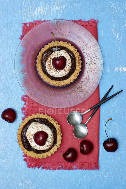 Chocolate and cherry tartlets — Stock Photo
