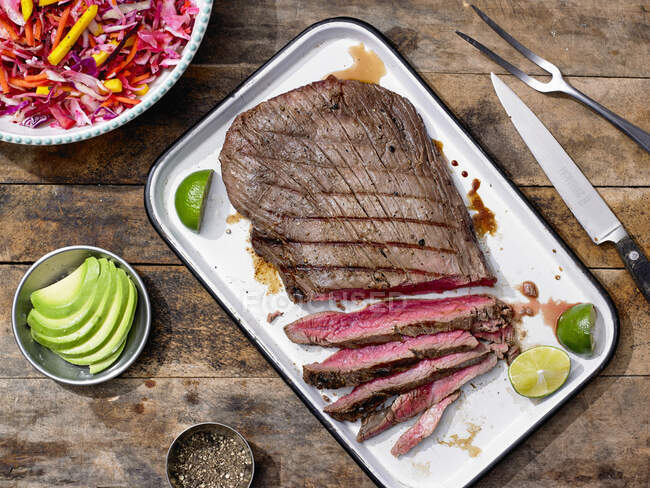 Steak de flanc grillé sur planche à découper — Photo de stock