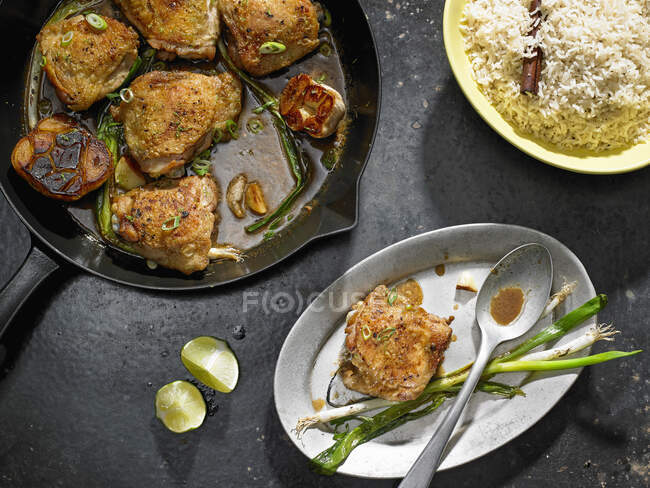 Garlicky Chicken Thighs With Scallion and Lime — Stock Photo