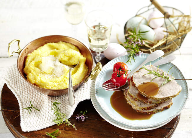 Porc rôti au Tessin avec polenta pour Pâques — Photo de stock