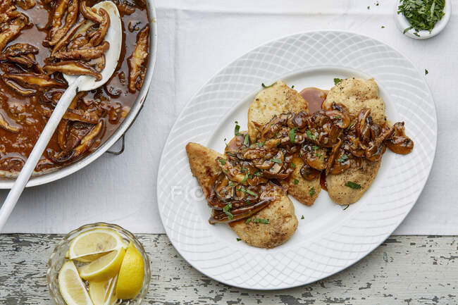 Close-up shot of delicious Chicken Marsala With Mushrooms — Stock Photo