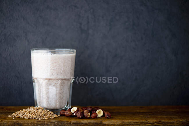 Um batido de proteína feito com leite de espelta e avelã — Fotografia de Stock