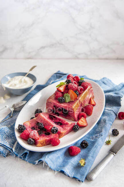 Sobremesa de terrina de verão com morangos frescos e amoras — Fotografia de Stock