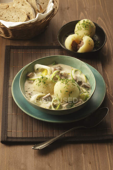 Meat dumplings with leek broth — Stock Photo