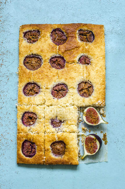Torta snack di fichi e miele su una superficie blu — Foto stock