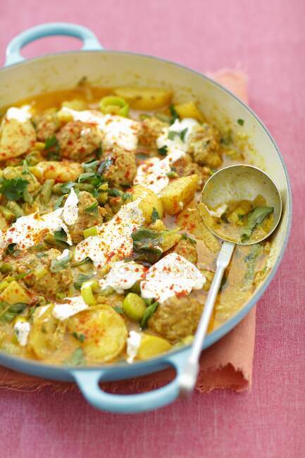 Polpette con patate e fagiolini al curry — Foto stock