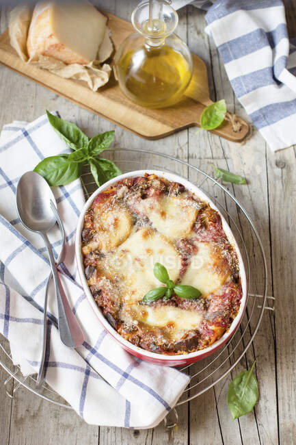 Quiche with chicken, cheese and spinach and ricotta, rustic food, healthy breakfast — Stock Photo
