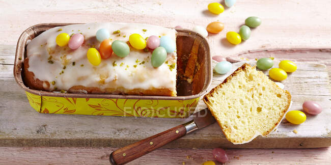 Un mini pastel de hogaza de albaricoque con huevos de azúcar para Pascua - foto de stock