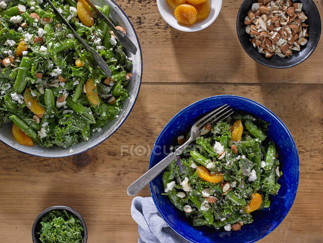 Salada de Ervilha de Couve e Açúcar com Damascos Secos e Queijo Feta Triturado — Fotografia de Stock