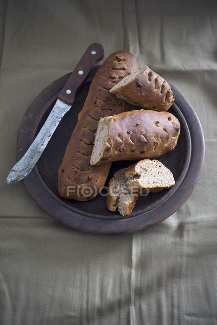 Baguette vegana con cebollas asadas y nueces - foto de stock