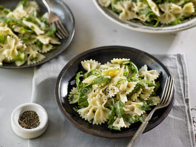 Farfalle Pasta mit Gorgonzola und Arugula — Stockfoto