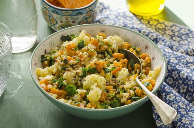 Fregola-Salat mit gebratenem Blumenkohl und Süßkartoffeln — Stockfoto