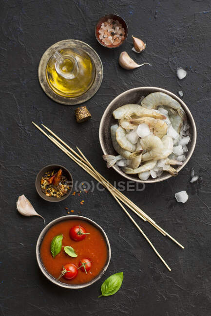 Ingrédients pour brochettes de crevettes et tomates grillées — Photo de stock