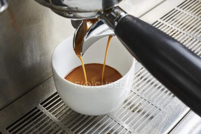 Coffee pouring from a coffee machine — Photo de stock