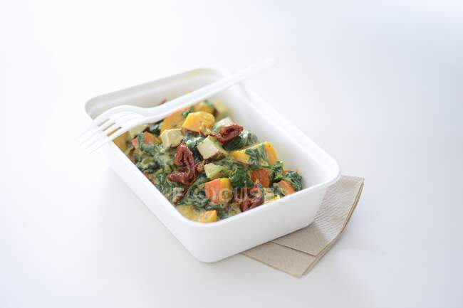 A vegetable and tofu dish in a takeaway box — Foto stock